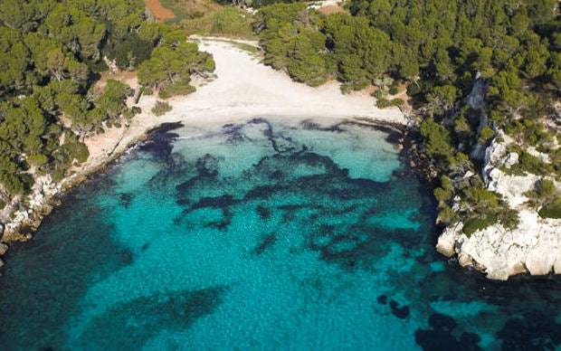 1. La primera que destaca en el ranking, en tercera posición europea, son las playas de Macarella y Macarelleta, en Menorca.