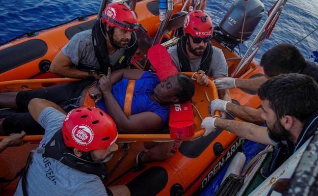 Marc Gasol participa<ndo en el rescate. 