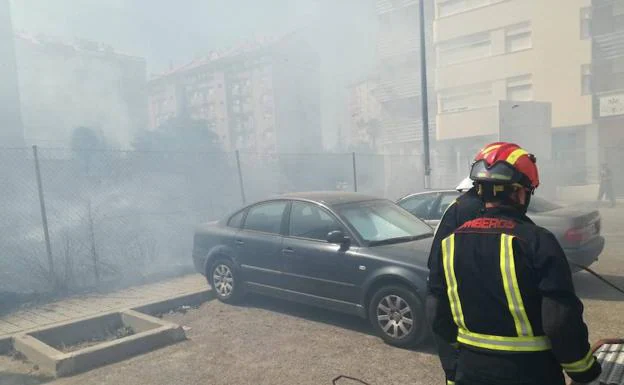 Dos mujeres afectadas por inhalación de humo en el incendio de un solar junto a la universidad en Jaén