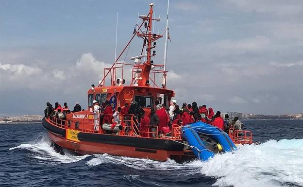 La Salvamar Spica durante un traslado de migrantes rescatados en el mar. 