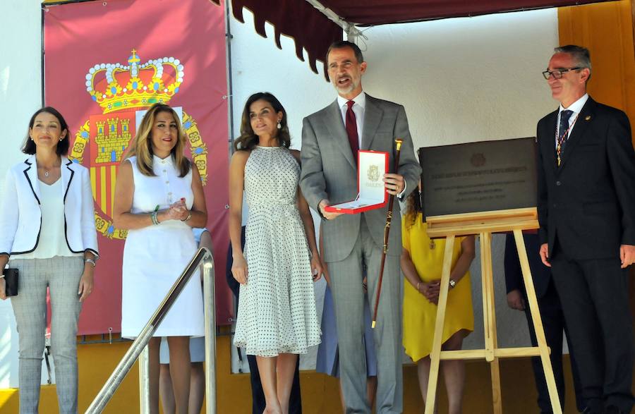 Miles de personas han salido a las calles bajo un calor sofocante para esperar la llegada de Don Felipe VI y Doña Letizia