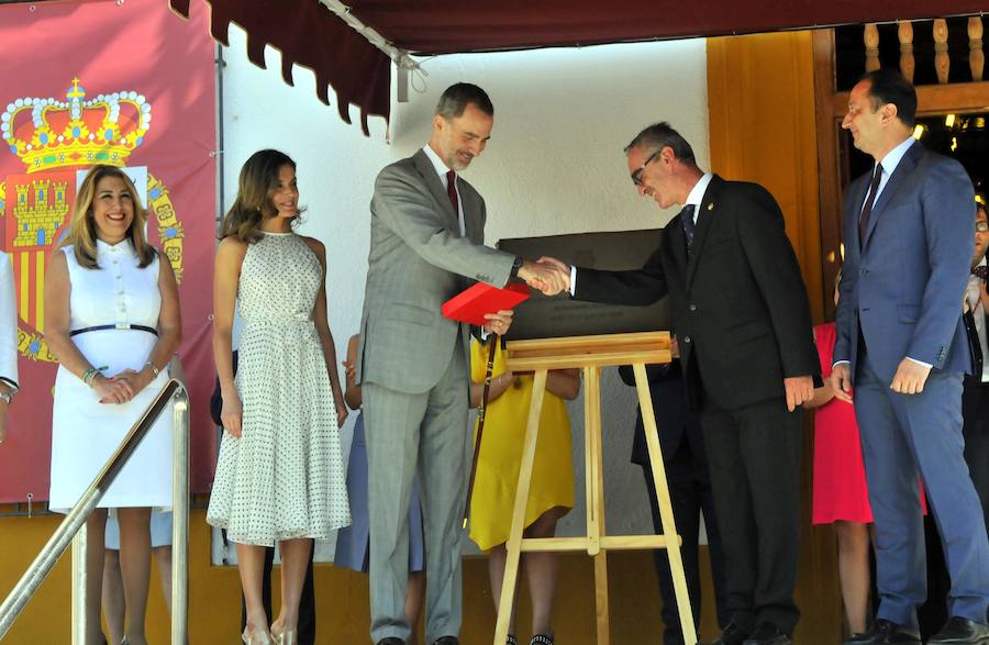 Miles de personas han salido a las calles bajo un calor sofocante para esperar la llegada de Don Felipe VI y Doña Letizia