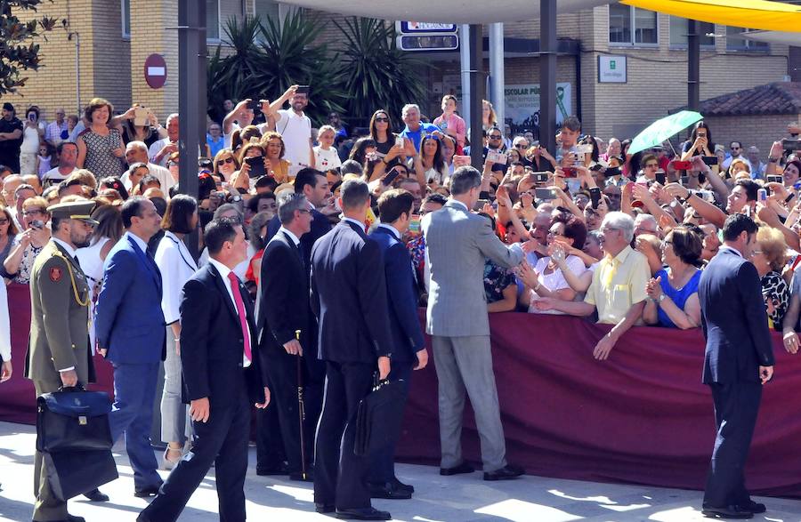 Miles de personas han salido a las calles bajo un calor sofocante para esperar la llegada de Don Felipe VI y Doña Letizia