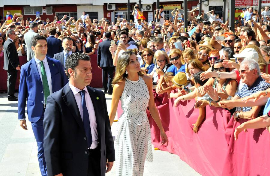 Miles de personas han salido a las calles bajo un calor sofocante para esperar la llegada de Don Felipe VI y Doña Letizia