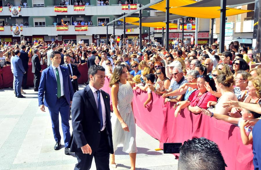 Miles de personas han salido a las calles bajo un calor sofocante para esperar la llegada de Don Felipe VI y Doña Letizia
