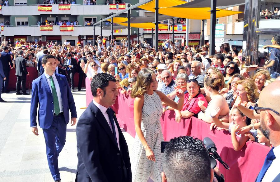 Miles de personas han salido a las calles bajo un calor sofocante para esperar la llegada de Don Felipe VI y Doña Letizia