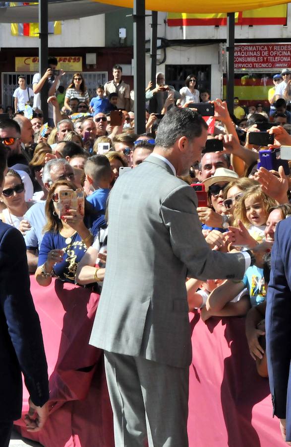 Miles de personas han salido a las calles bajo un calor sofocante para esperar la llegada de Don Felipe VI y Doña Letizia