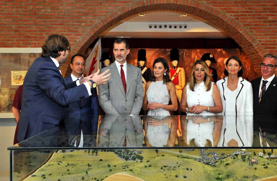 Miles de personas han salido a las calles bajo un calor sofocante para esperar la llegada de Don Felipe VI y Doña Letizia