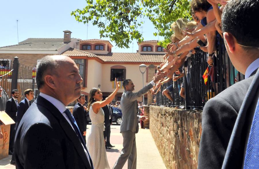 Miles de personas han salido a las calles bajo un calor sofocante para esperar la llegada de Don Felipe VI y Doña Letizia