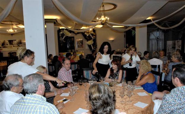 El sacerdote de Lanjarón organiza una cata solidaria de vinos con maridaje de quesos para recaudar fondos para la iglesia