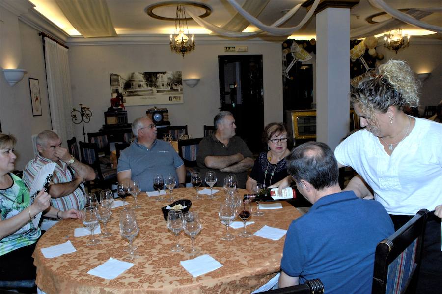 La cata ha sido dirigida en el Hotel España por la sommelier Loli Cano, ganadora de la 'Nariz de Oro' en dos ocasiones celebradas en Burgos