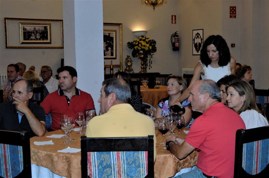 La cata ha sido dirigida en el Hotel España por la sommelier Loli Cano, ganadora de la 'Nariz de Oro' en dos ocasiones celebradas en Burgos