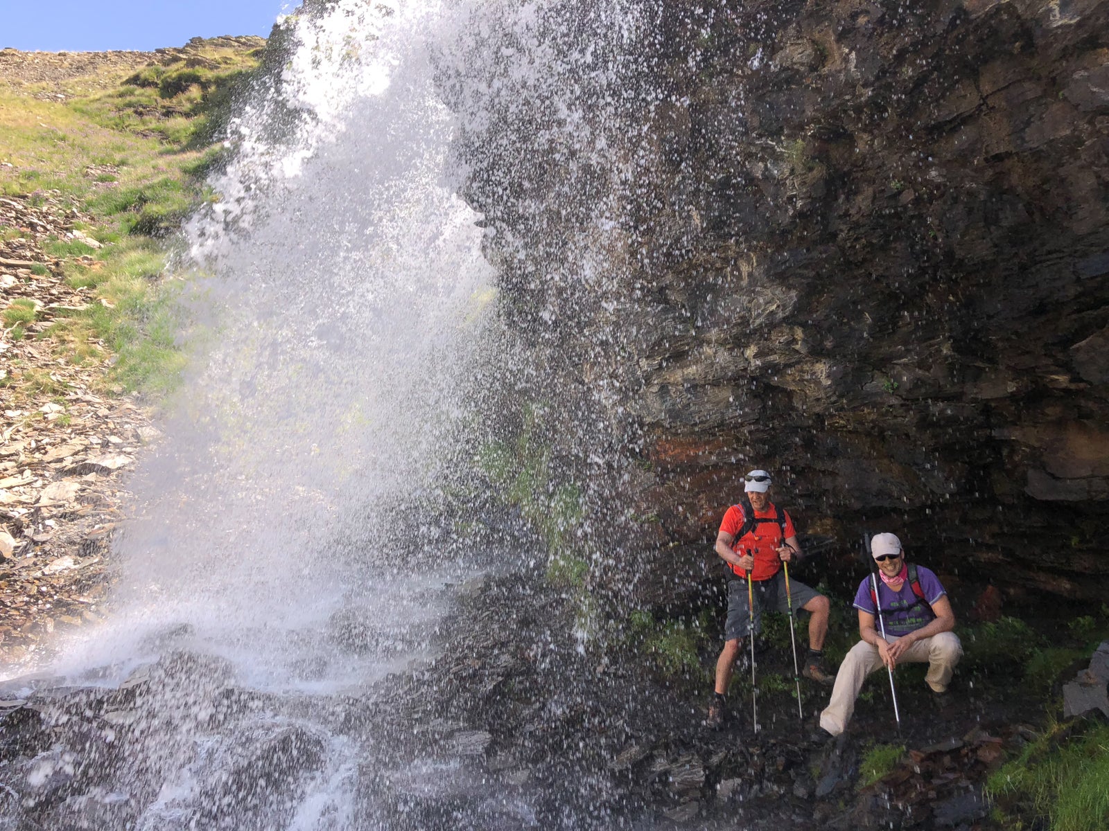 La gran acumulación de nieve durante el invierno ha producido uno de los espectáculos naturales más impresionantes de los últimos años en la gran montaña de Granada: la fusión de la nieve
