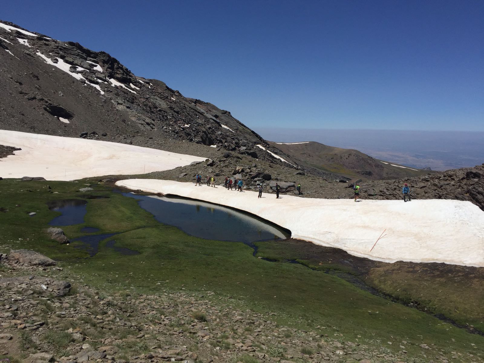 La gran acumulación de nieve durante el invierno ha producido uno de los espectáculos naturales más impresionantes de los últimos años en la gran montaña de Granada: la fusión de la nieve