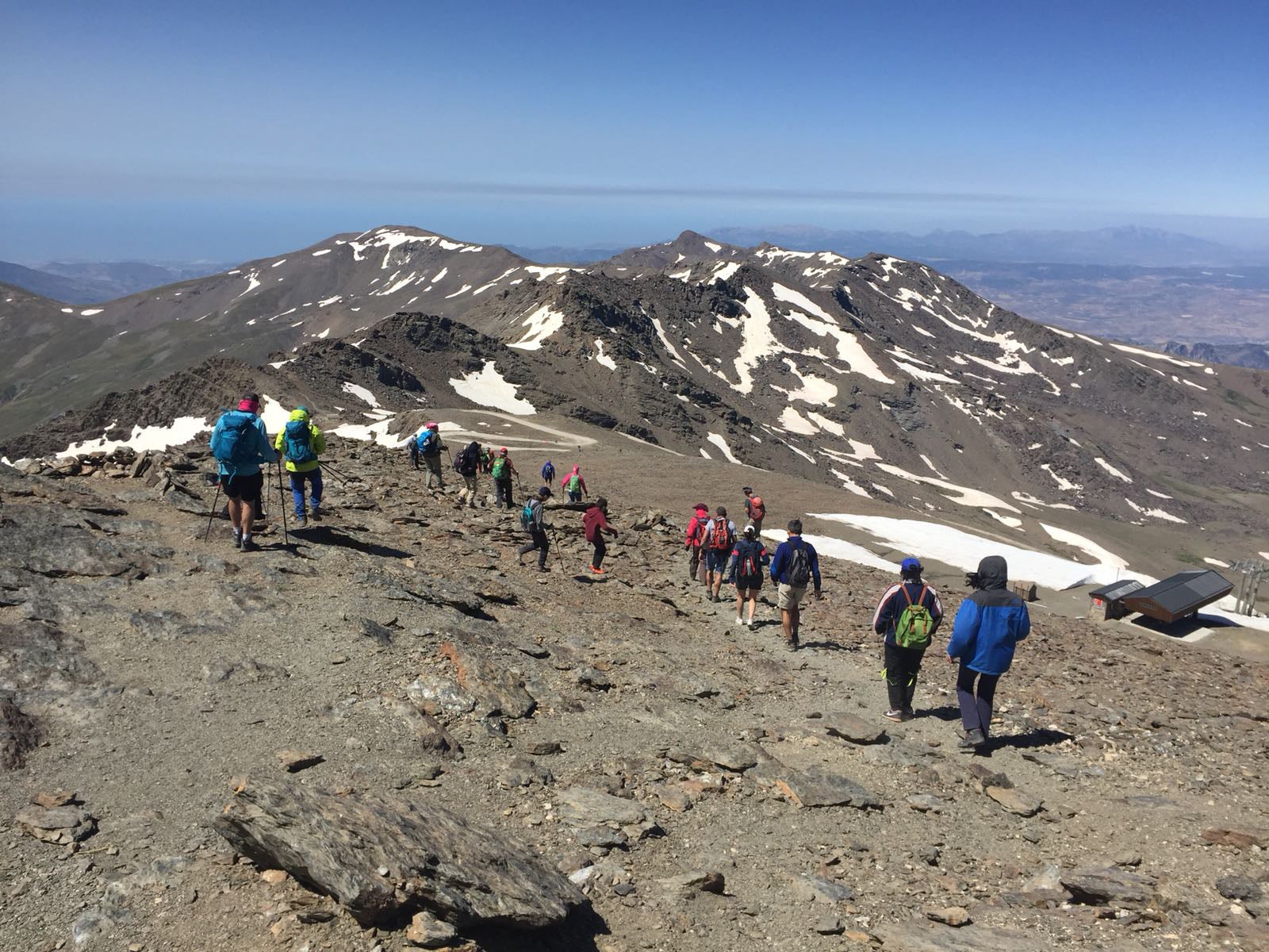 La gran acumulación de nieve durante el invierno ha producido uno de los espectáculos naturales más impresionantes de los últimos años en la gran montaña de Granada: la fusión de la nieve
