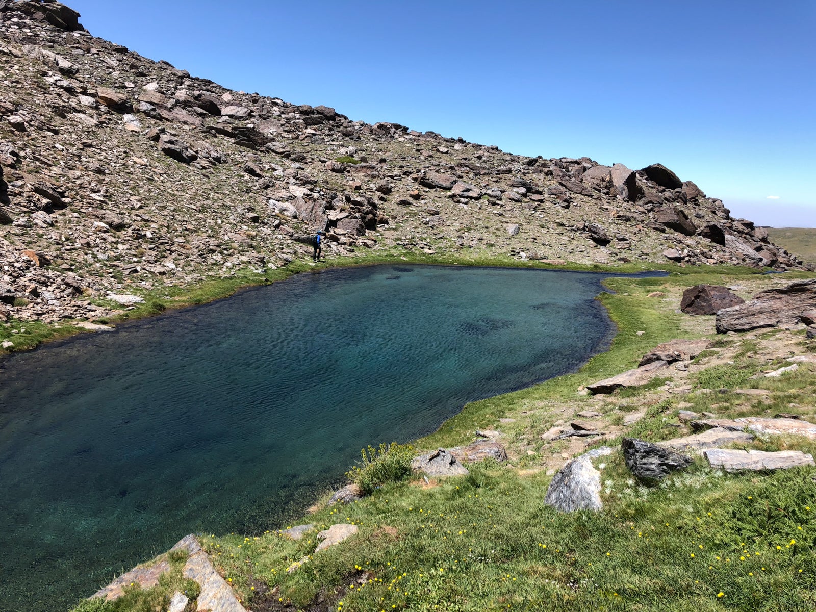 La gran acumulación de nieve durante el invierno ha producido uno de los espectáculos naturales más impresionantes de los últimos años en la gran montaña de Granada: la fusión de la nieve