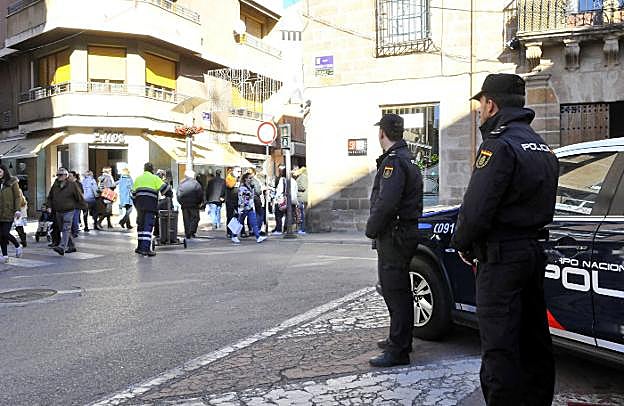 Agentes desplegados en las calles de Linares en una imagen de archivo. 