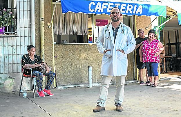 El médico granadino que iba para escayolista: «Es triste ser la excepción en Almanjáyar»
