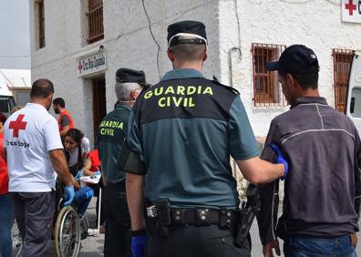 Imagen secundaria 1 - Continúa la oleada de pateras en Motril con cuatro embarcaciones y 111 inmigrantes