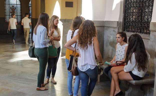 Las carreras de la Universidad de Granada en las que aún quedan plazas libres