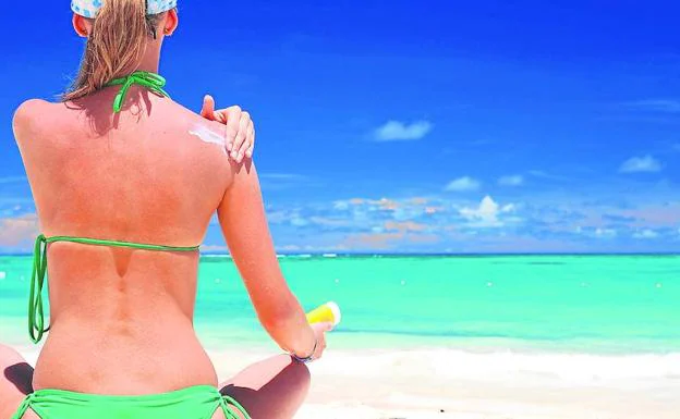 Los 10 mandamientos de un dermatólogo para proteger tu piel del sol en verano