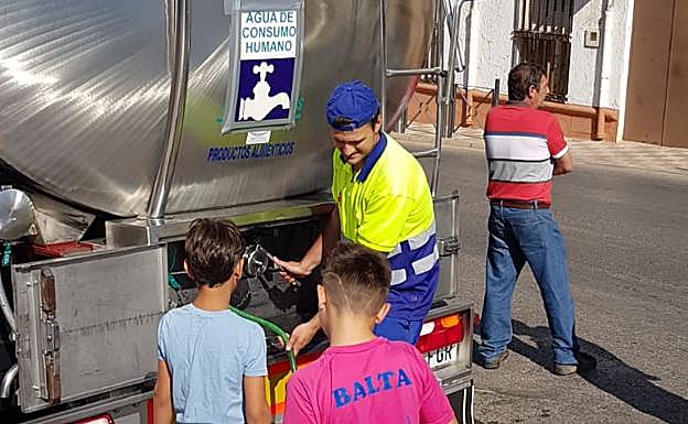 Cisterna en las calles de Navas de San Juan.
