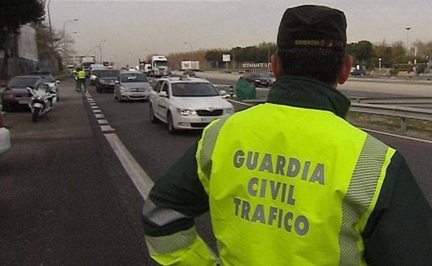 Detenido con 20 años por conducir sin luz, sin seguro, sin carné y drogado