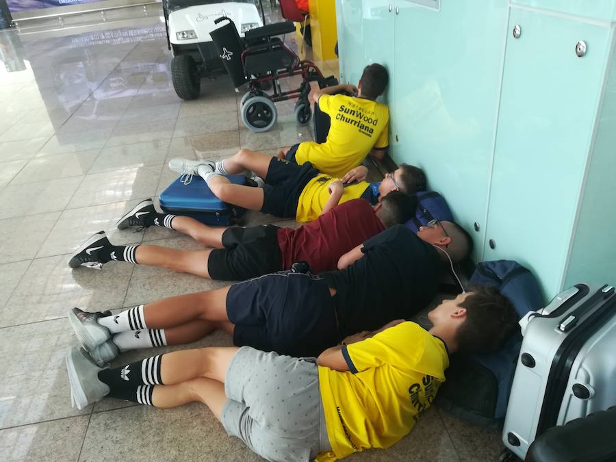 El equipo de natación de Churriana en el aeropuerto de Barcelona espera su vuelo.