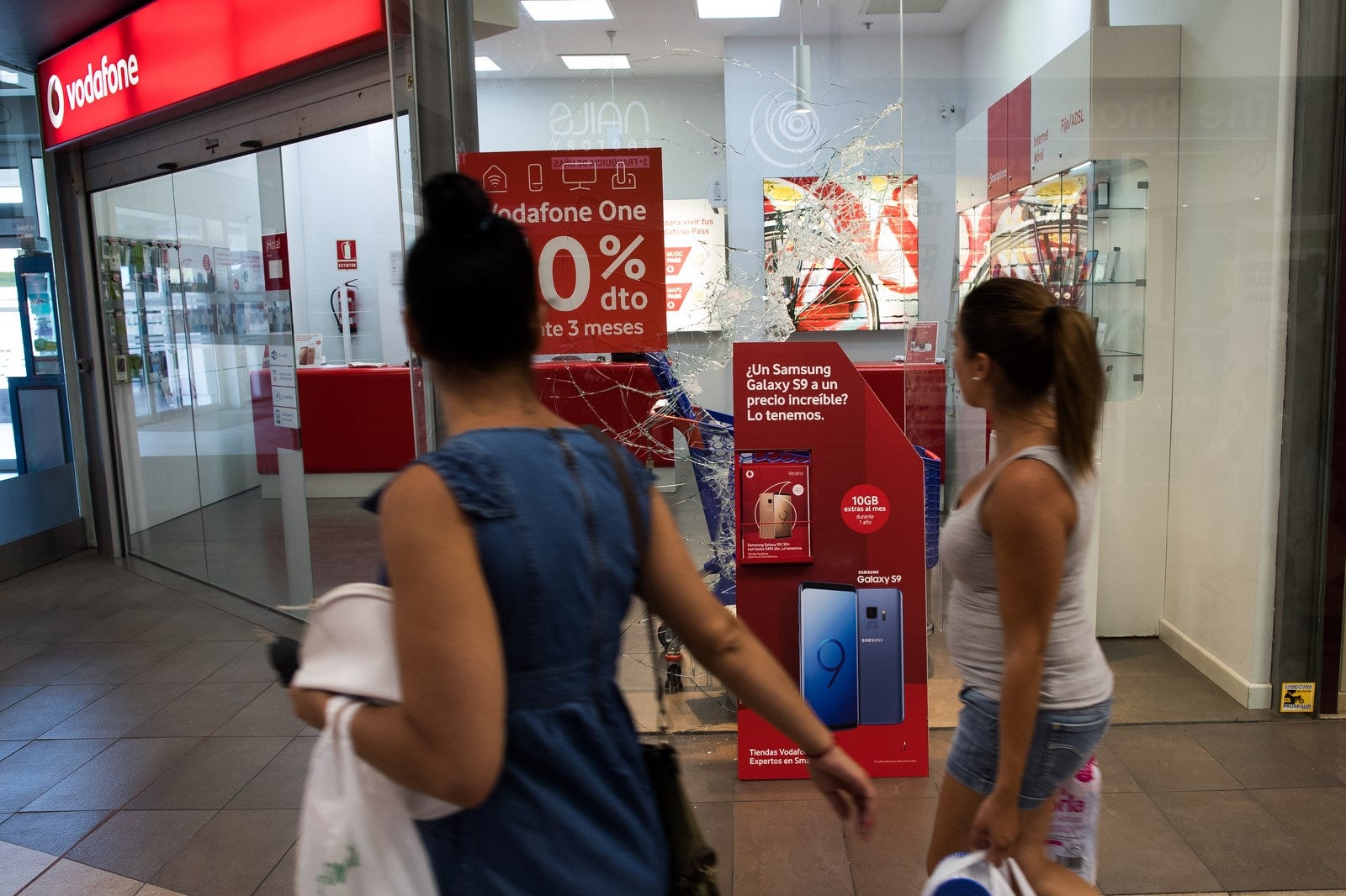 Los asaltantes sólo tardaron tres minutos en vaciar las vitrinas de los establecimientos de teléfonos de alta gama y se dieron a la fuga