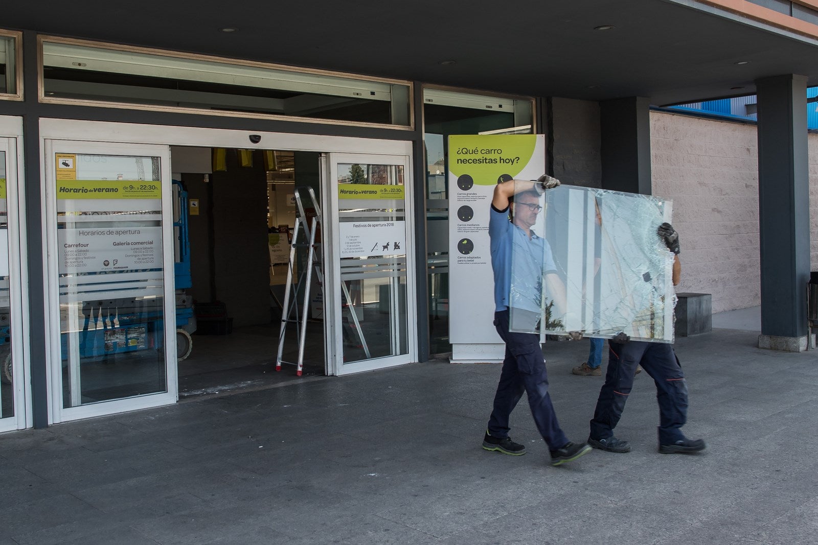 Los asaltantes sólo tardaron tres minutos en vaciar las vitrinas de los establecimientos de teléfonos de alta gama y se dieron a la fuga