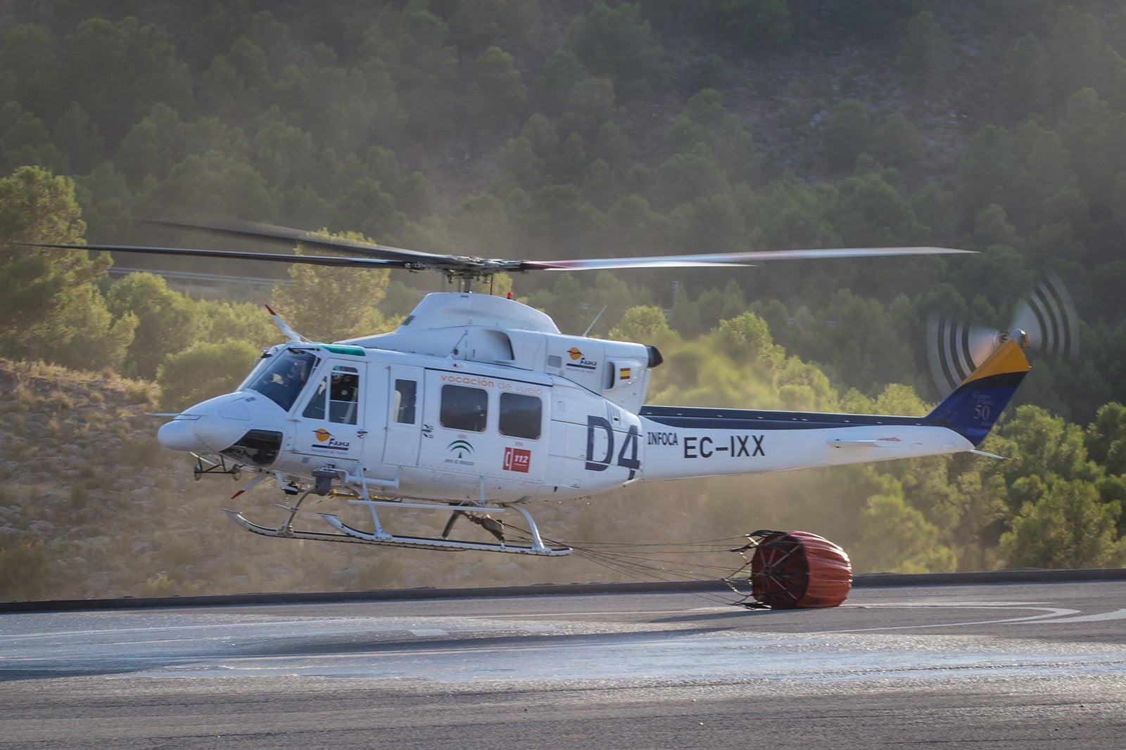 Sobrevolaron el Valle del Guadalfeo, se llevó a cabo una descarga de agua y vuelta a la base, donde esperaba el mecánico José Alonso para supervisar la aeronave y comprobar todos los parámetros