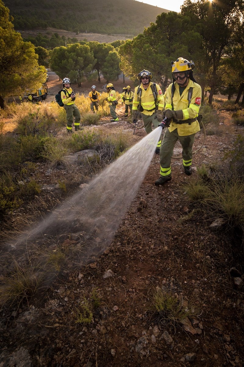 Sobrevolaron el Valle del Guadalfeo, se llevó a cabo una descarga de agua y vuelta a la base, donde esperaba el mecánico José Alonso para supervisar la aeronave y comprobar todos los parámetros