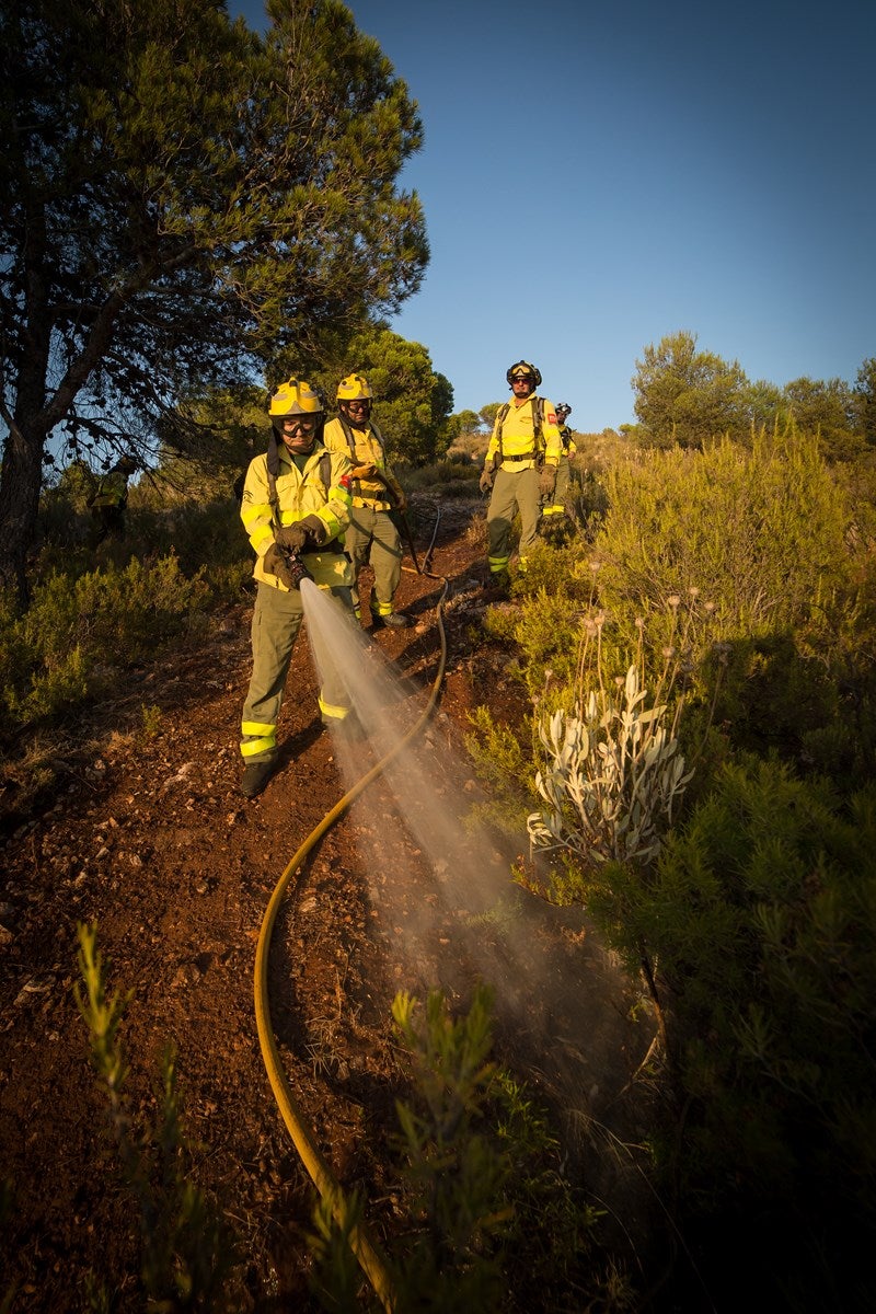 Sobrevolaron el Valle del Guadalfeo, se llevó a cabo una descarga de agua y vuelta a la base, donde esperaba el mecánico José Alonso para supervisar la aeronave y comprobar todos los parámetros