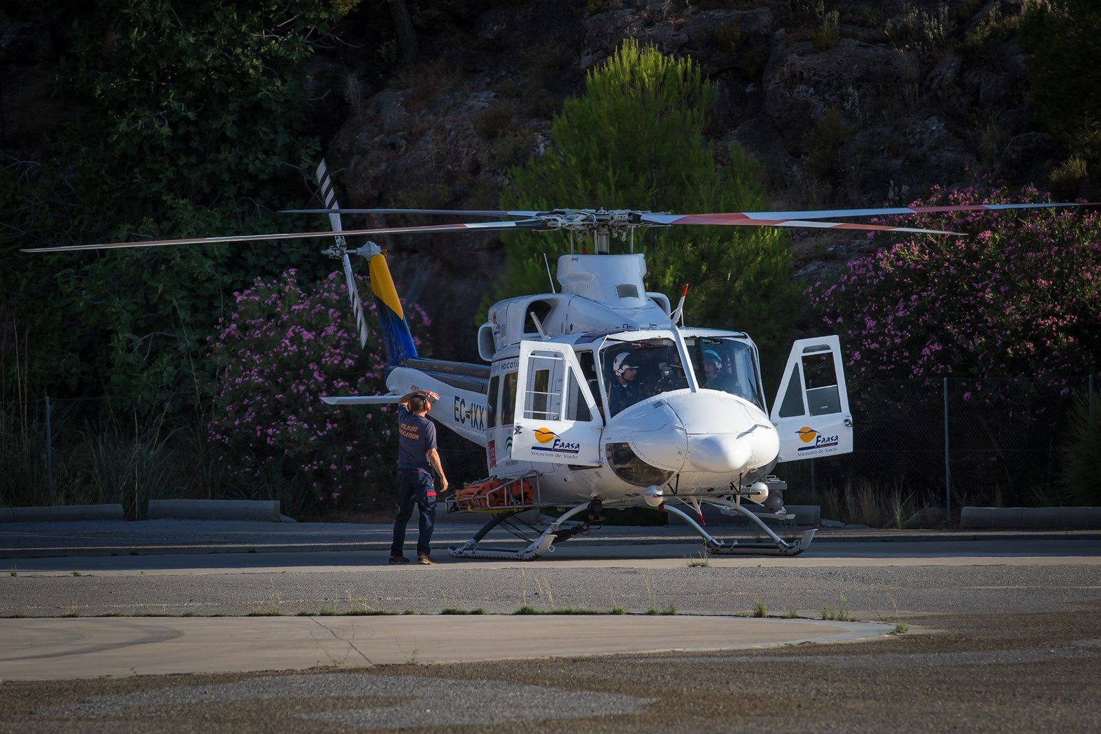 Sobrevolaron el Valle del Guadalfeo, se llevó a cabo una descarga de agua y vuelta a la base, donde esperaba el mecánico José Alonso para supervisar la aeronave y comprobar todos los parámetros