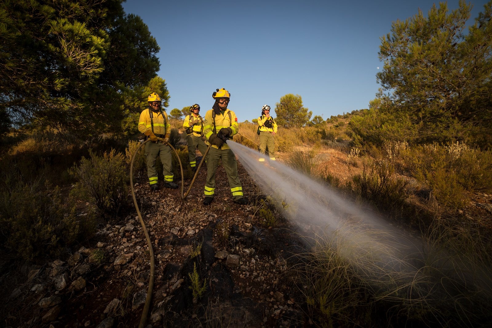 Sobrevolaron el Valle del Guadalfeo, se llevó a cabo una descarga de agua y vuelta a la base, donde esperaba el mecánico José Alonso para supervisar la aeronave y comprobar todos los parámetros