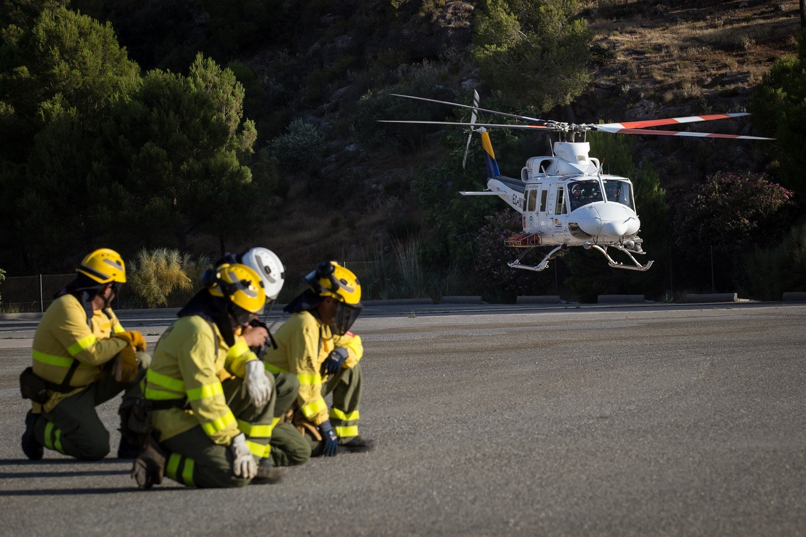 Sobrevolaron el Valle del Guadalfeo, se llevó a cabo una descarga de agua y vuelta a la base, donde esperaba el mecánico José Alonso para supervisar la aeronave y comprobar todos los parámetros