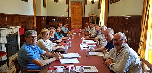 Reunión ayer en la Diputación Provincial de alcaldes con la subdelegada, la Confederación y Somajasa.