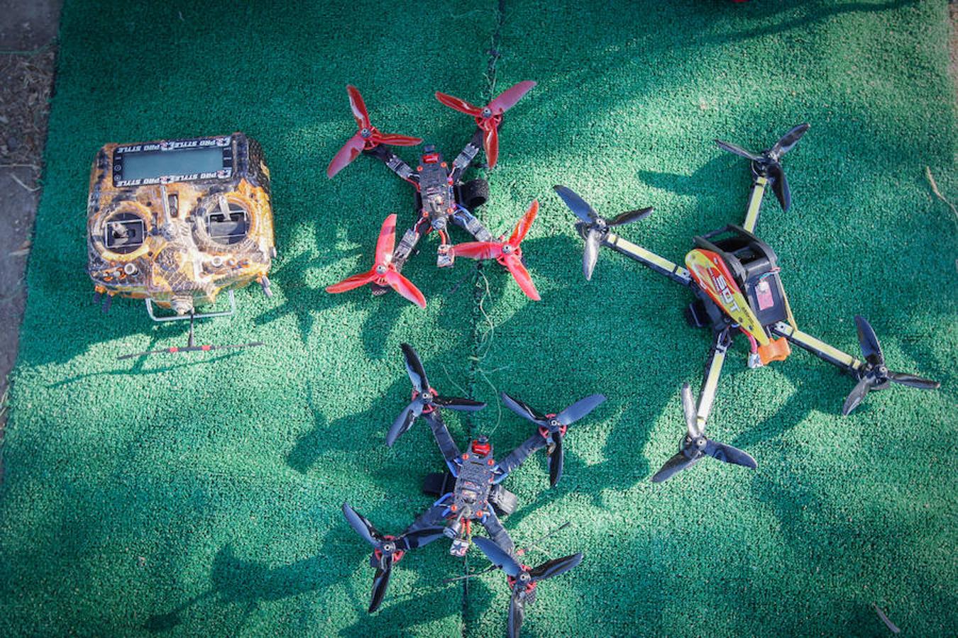 Roberto Gómez se levanta todos los días a las 6.30 de la mañana para entrenar con su robot volador. Gondi, como todos lo conocen, tiene claro cuál es su sueño: ser el mejor piloto de carreras de drones del mundo. «Mi objetivo es llegar a lo más alto», dice. Y así lo demuestra día a día con su dedicación y constancia. Este granadino de 26 años es uno de los mejores pilotos de carreras de drones de España y el único piloto de nuestra provincia que compite al más alto nivel.'Gondi' destaca sobre todo por la velocidad y la agresividad con la que compite. Verle volar es como ver un mosquito metálico y súper veloz haciendo piruetas a ras del suelo. «En una de las competiciones -recuerda- choqué con otro aspirante; yo conseguí recuperarme y continuar. El otro, sin embargo, se quedó destrozado. Eso es lo que pasa si te metes con Gondi», bromea. Hace solo unas semanas que participó en su última carrera, «fui considerado el piloto más rápido de la competición»