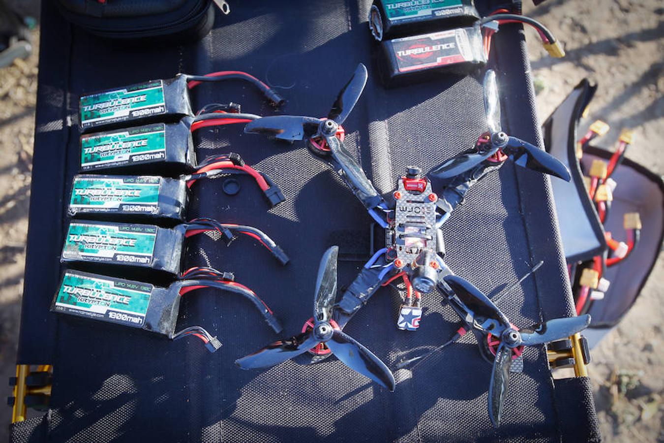 Roberto Gómez se levanta todos los días a las 6.30 de la mañana para entrenar con su robot volador. Gondi, como todos lo conocen, tiene claro cuál es su sueño: ser el mejor piloto de carreras de drones del mundo. «Mi objetivo es llegar a lo más alto», dice. Y así lo demuestra día a día con su dedicación y constancia. Este granadino de 26 años es uno de los mejores pilotos de carreras de drones de España y el único piloto de nuestra provincia que compite al más alto nivel.'Gondi' destaca sobre todo por la velocidad y la agresividad con la que compite. Verle volar es como ver un mosquito metálico y súper veloz haciendo piruetas a ras del suelo. «En una de las competiciones -recuerda- choqué con otro aspirante; yo conseguí recuperarme y continuar. El otro, sin embargo, se quedó destrozado. Eso es lo que pasa si te metes con Gondi», bromea. Hace solo unas semanas que participó en su última carrera, «fui considerado el piloto más rápido de la competición»