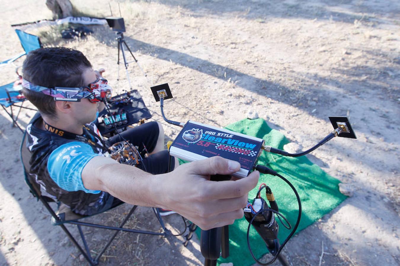 Roberto Gómez se levanta todos los días a las 6.30 de la mañana para entrenar con su robot volador. Gondi, como todos lo conocen, tiene claro cuál es su sueño: ser el mejor piloto de carreras de drones del mundo. «Mi objetivo es llegar a lo más alto», dice. Y así lo demuestra día a día con su dedicación y constancia. Este granadino de 26 años es uno de los mejores pilotos de carreras de drones de España y el único piloto de nuestra provincia que compite al más alto nivel.'Gondi' destaca sobre todo por la velocidad y la agresividad con la que compite. Verle volar es como ver un mosquito metálico y súper veloz haciendo piruetas a ras del suelo. «En una de las competiciones -recuerda- choqué con otro aspirante; yo conseguí recuperarme y continuar. El otro, sin embargo, se quedó destrozado. Eso es lo que pasa si te metes con Gondi», bromea. Hace solo unas semanas que participó en su última carrera, «fui considerado el piloto más rápido de la competición»