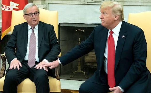 El presidente de la Comisión Europea (CE), Jean-Claude Juncker (izda), y el presidente estadounidense, Donald Trump, se reúnen en el Despacho Oval de la Casa Blanca, en Washington. 