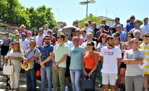 Vecinos concentrados en protesta por el accidente laboral.