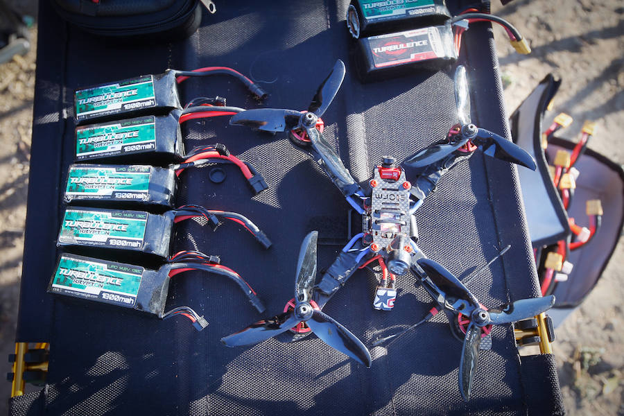 Gondi' destaca sobre todo por la velocidad y la agresividad con la que compite. Verle volar es como ver un mosquito metálico y súper veloz haciendo piruetas a ras del suelo