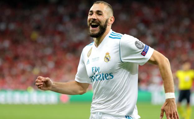 Karim Benzema celebrando su gol en la final de Champions ante el Liverpool