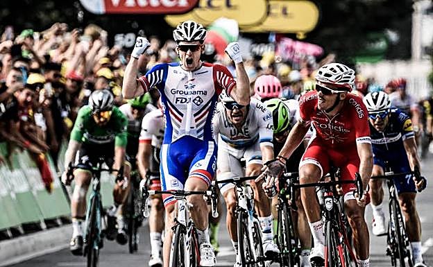Demare celebra su victoria de etapa. 