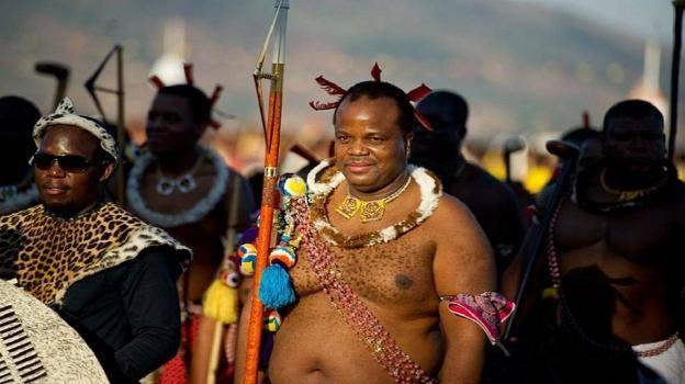 El rey Mswati III, ataviado de forma tradicional. 