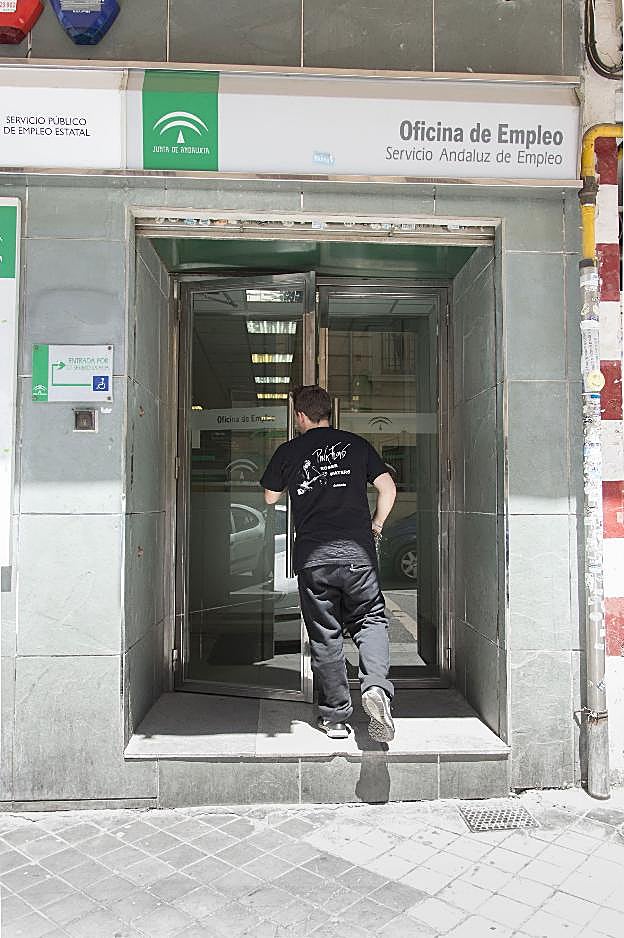Un usuario accede a una oficina de empleo en Granada. :: I. F.