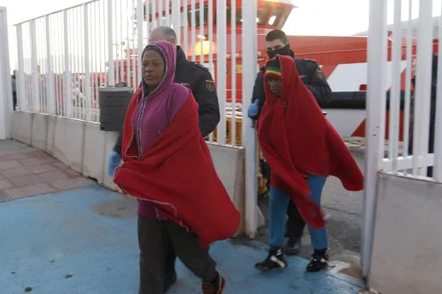 Dos mujeres migrantes a su llegada a las instalaciones portuarias de la capital.