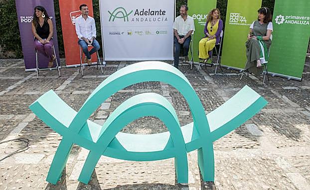 La coordinadora general de Podemos Andalucía, Teresa Rodríguez, el coordinador general de IU Andalucía, Antonio Maíllo, José Larios de EQUO Andalucía, la coportavoz de Izquierda andalucista, Pilar Távora y la portavoz de Primavera Andaluza, Pilar González (izq. a dcha), durante la presentación hoy en Sevilla de la marca electoral de su confluencia en Andalucía y su logo para las elecciones autonómicas y que, a pesar de las discrepancias con la dirección estatal de la formación morada, presenta como elemento principal el nombre 'Adelante Andalucía'. 