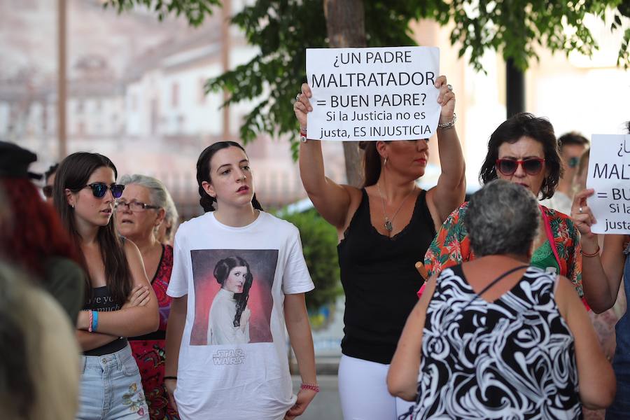 Así ha sido la concentración convocada para apoyar a Juan Rivas tras la sentencia que la condena a 5 años de prisión.